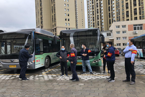 中共鄭州赫喆文化傳播有限公司黨支部開展“疫情防控常態(tài)化,為公共交通助力”志愿服務實踐活動