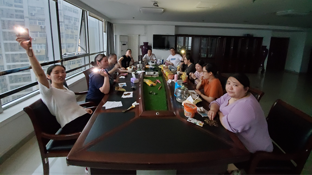 大災(zāi)面前 戶外廣告公司在行動